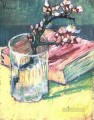 Rama de almendro floreciente en un vaso con un libro Vincent van Gogh